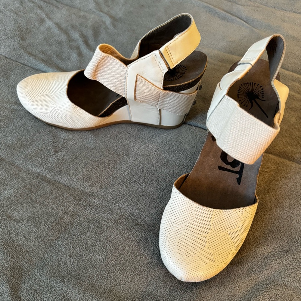 White OTBT Rexburg Wedges Size 6.5